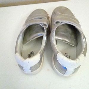 Brand thereAbouts/Size 3/Color glittery Silver